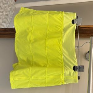 Lululemon neon yellow skort size 8. No holes tears . In new condition.